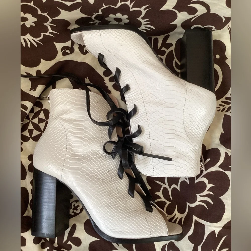 💗 KRISTIN CAVALLARI ankle boots 7.5 white Layton snakeskin peep toe EUC